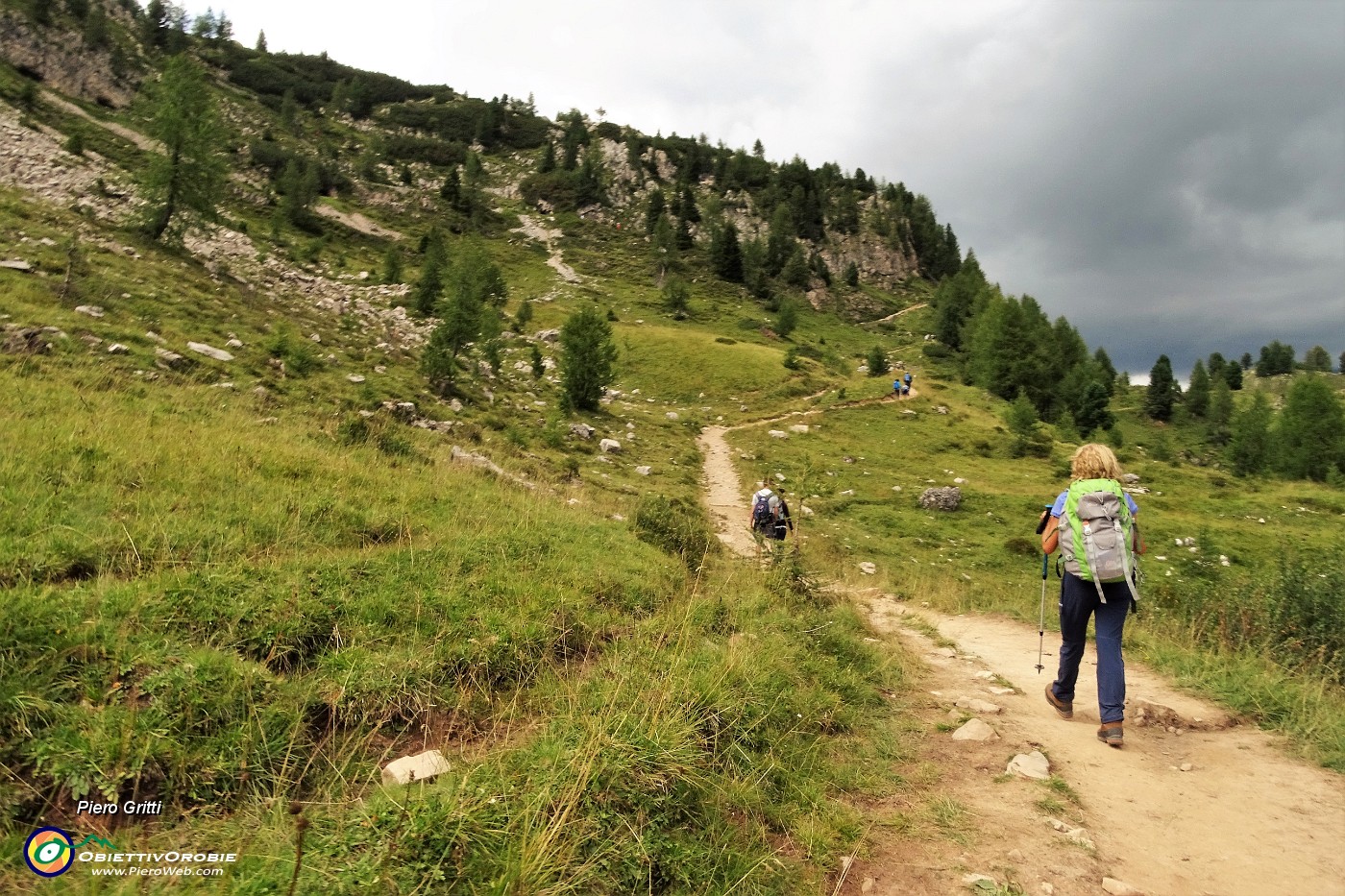 41 Il sentiero in piano aggira la montagna .JPG